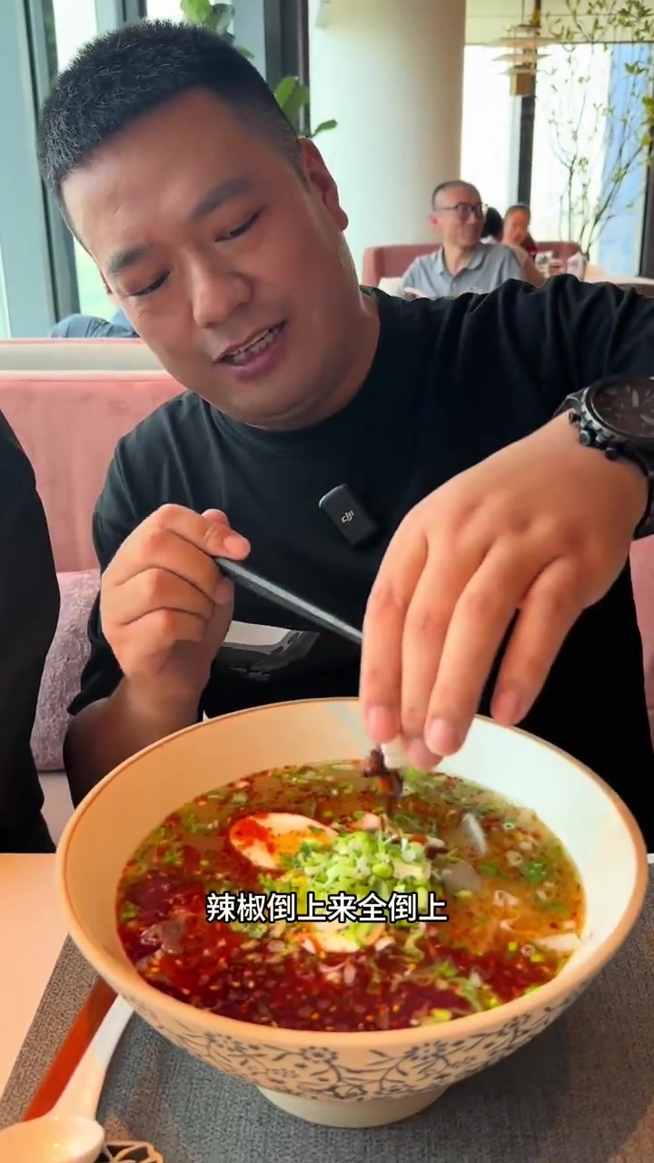在号称兰州第一高的大厦上吃一碗88的牛肉面是一种什么体验!
