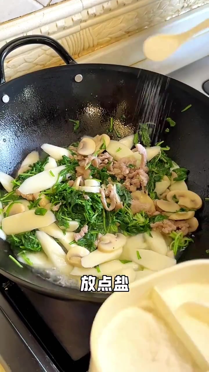 肉丝蘑菇炒山药,一道美味的家常菜,而且做法也简单!