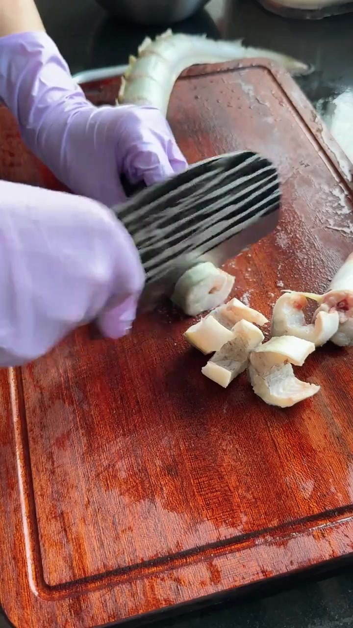 红烧鳗鱼,雪菜炒牛肉,干菜黄蚬,干锅包心菜,都是家人爱吃的
