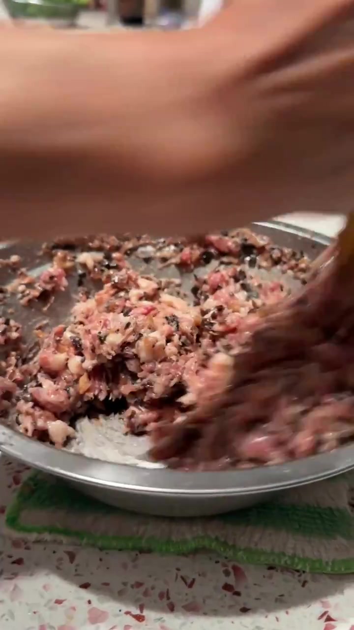 这是嫲嫲的拿手家常菜之一,一碟一整个肉饼