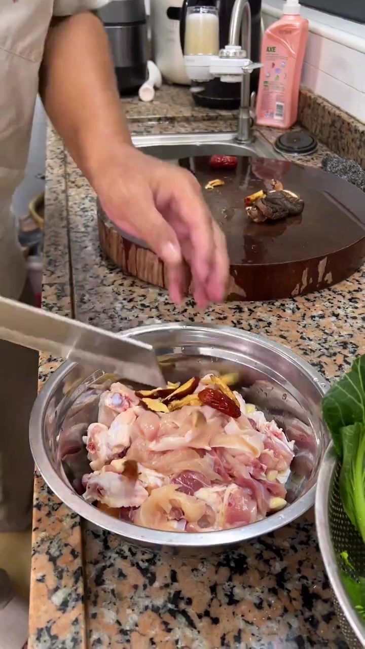 秘制荷香鸡 荷叶、冬菇、麻油与鸡的搭配无与伦比!