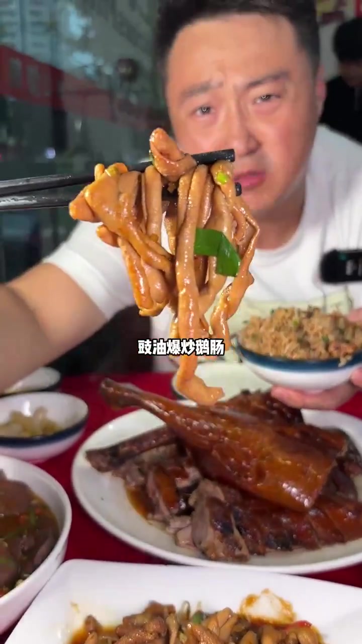 现烤的烧鹅配上爆炒的鹅肠 再来一碗鹅肉煲仔饭 人间美味