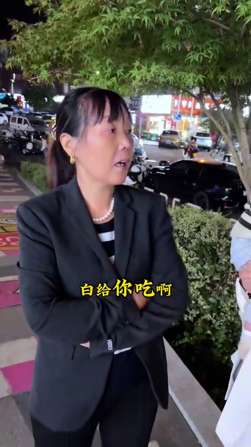 晚上出来遛弯,好久没有吃小蛋糕了,想吃一块小蛋糕都要被婆婆阻拦～#婆媳 #夫妻