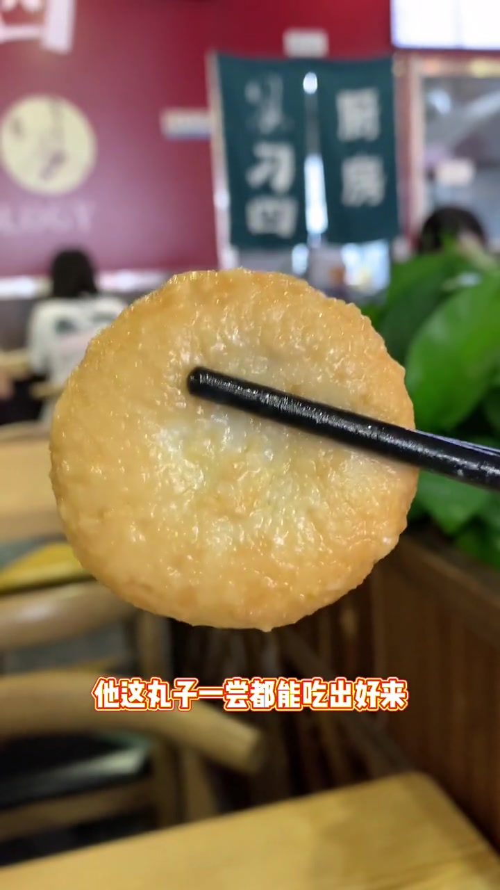 其实原来说没营养是汤的问题还有营养单一,现在的麻辣烫又干净又讲究～并且任选食材,怎样选怎样