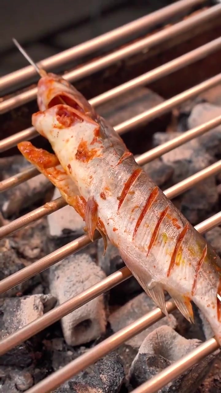 烤黄骨鱼教学。烧烤呀撸串呀