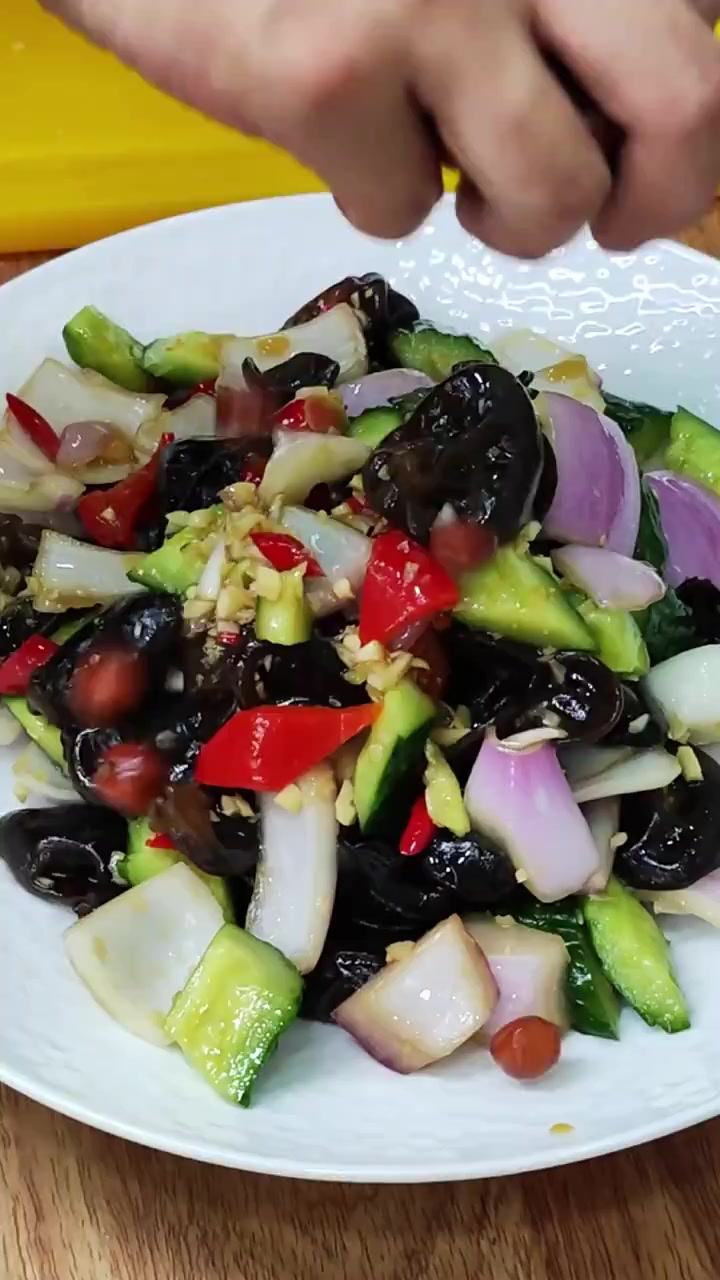 今天分享一道老陕人夏天都爱吃的家常凉拌菜-黄瓜拌木耳