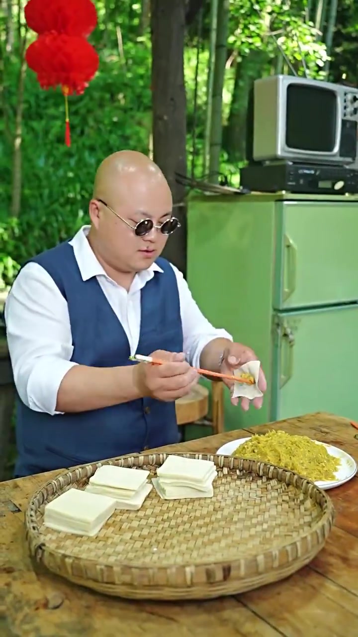 吃蟹的季节到了,蟹黄满满、一口鲜香的蟹黄云吞,不要错过哦!