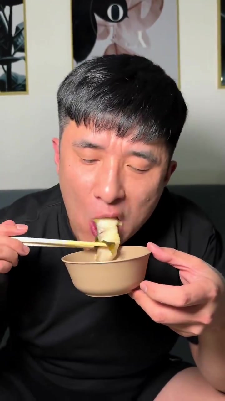 锅圈又新上了一个酸菜鱼火锅套餐只要99,味道不错,菜品也丰盛