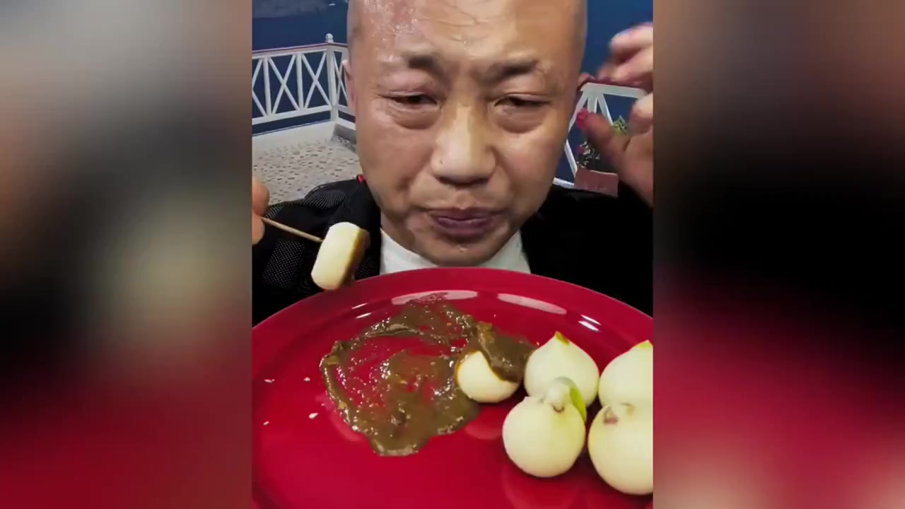 盘点吃独头蒜翻车的五大主播,辣的鼻涕眼泪直流,太爆笑了