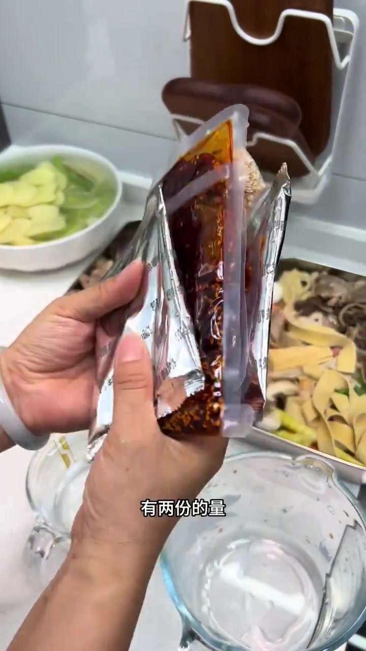 吃冷锅串钵钵鸡的季节到了