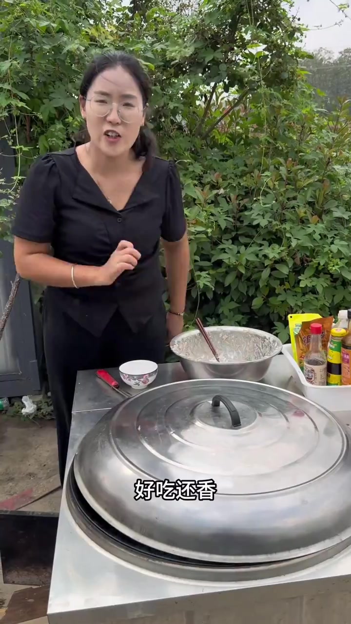 面包着鸡俗称“面包鸡”一种让人无法拒绝的皖北美食