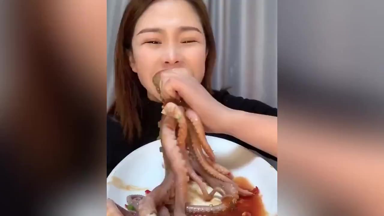 盘点吃八爪鱼上最上头的主播,一口爆头太豪横!