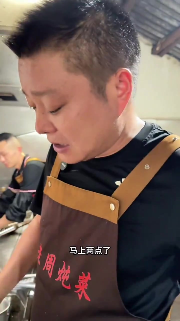 在锅铲的舞动间,鲜嫩的鸭肉与清爽的啤酒相遇