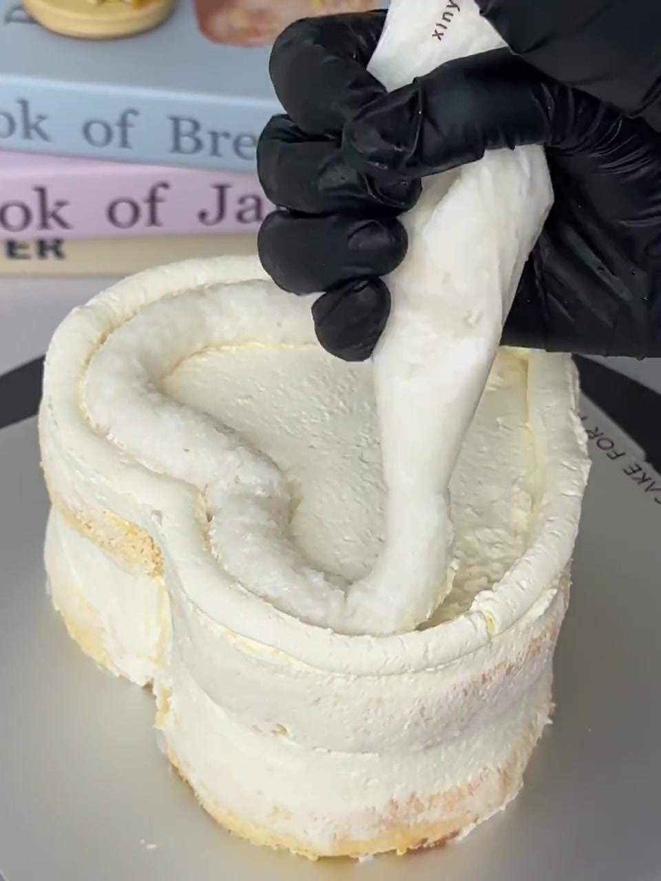 沉浸式做黑白简约风蛋糕?