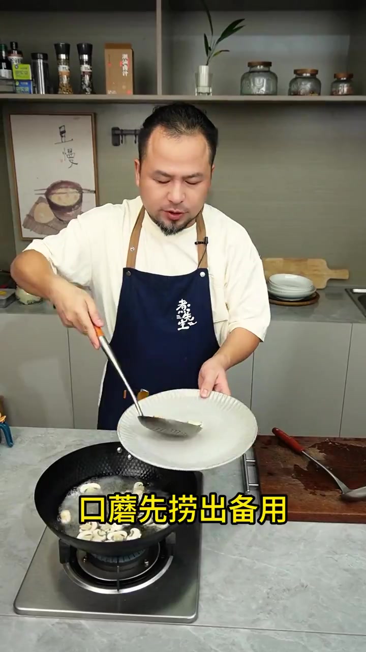 家常菜分享 蘑菇咸菜炒虾仁的做法