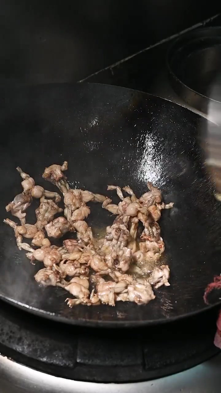 水煮田鸡 田鸡这样做又鲜又嫩,汤汁泡饭那是一个绝