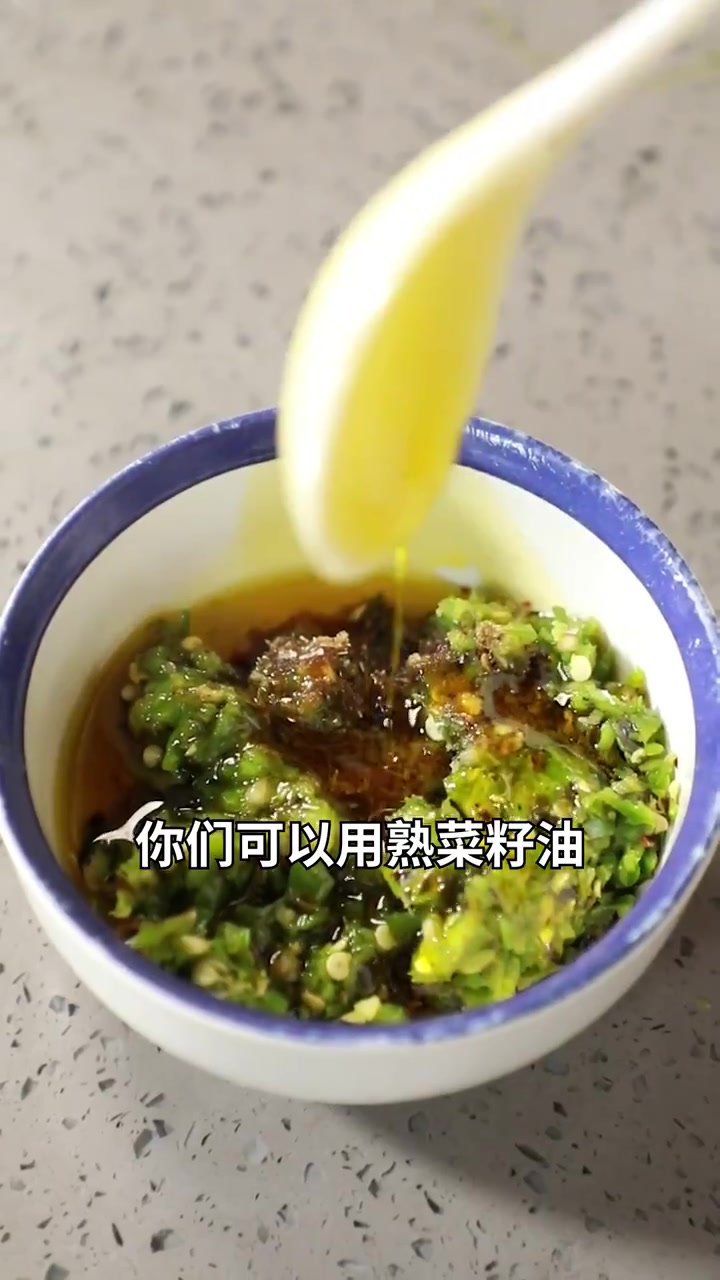 买5块钱的茄子,做一道夏日时令凉拌菜——烧椒茄子,开胃下饭!