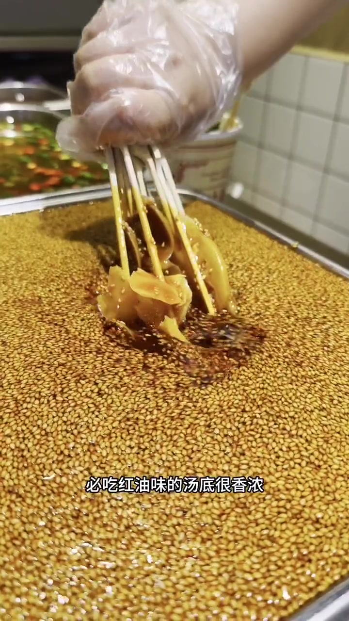 来成都旅游当然得来逛锦里吃美味的叶婆婆钵钵鸡啦