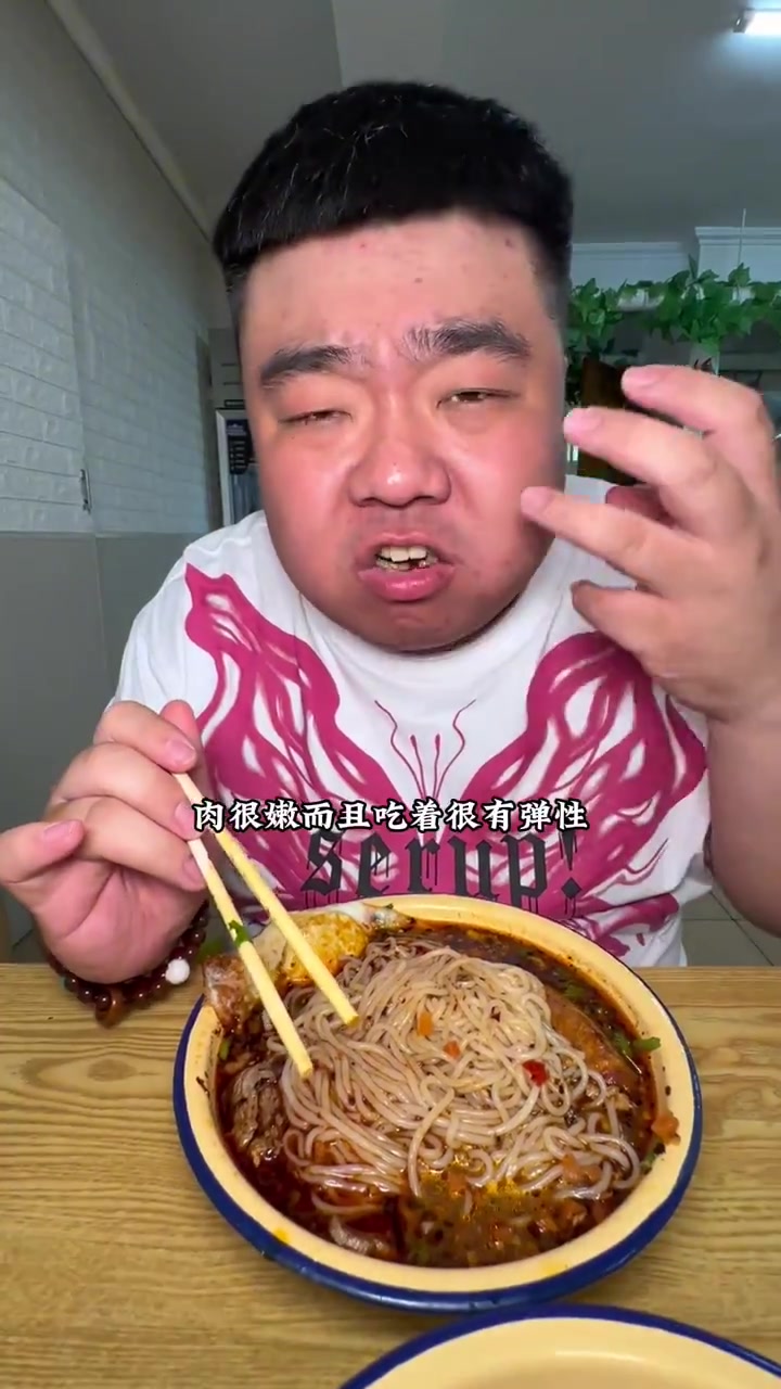 藏在地下室的一家米线店大肉串子都嘎嘎香