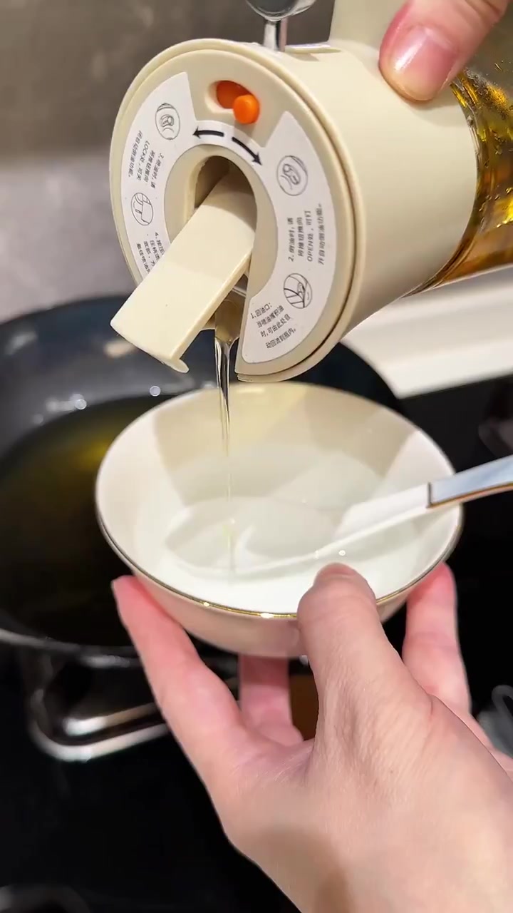 又到了芋头上市的季节,这个外酥里嫩的芋包子