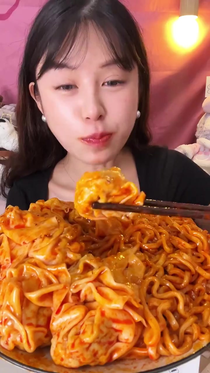 软糯鳗鱼火鸡面拌云吞 整吃一条鳗鱼好爽哈哈哈