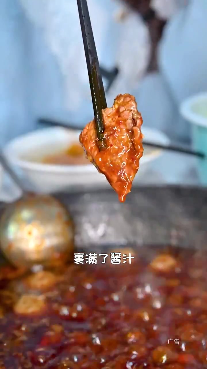 这家红豆牛肉火锅真的好吃,摄影师把锅底都快吃干了