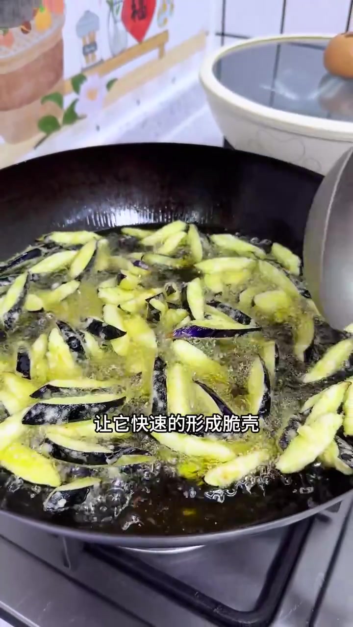 只需简单几步就可以做出酥脆好吃的风味茄子,放心复刻吧!