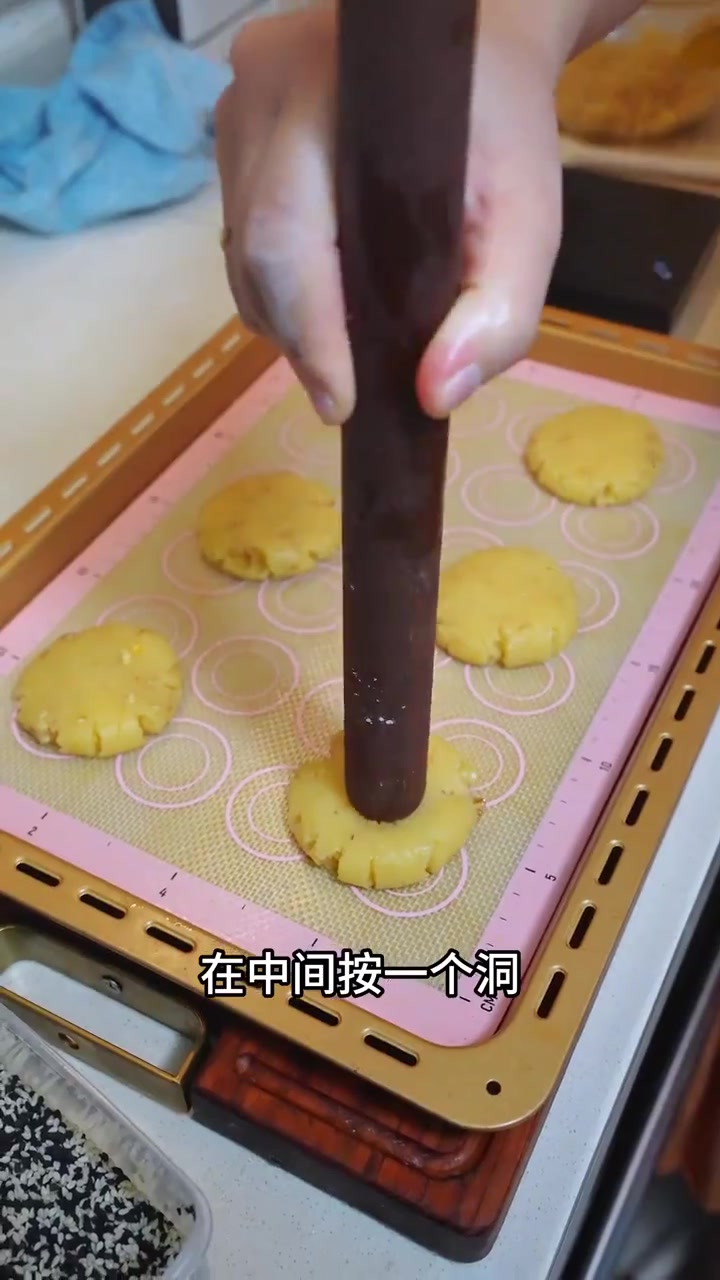 有核桃的桃酥 核桃酥是我最喜欢的中式点心啦