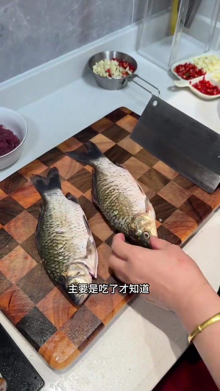开饭咯 今天吃红烧鲫鱼 木耳炒肉 黄贡椒炒牛肉