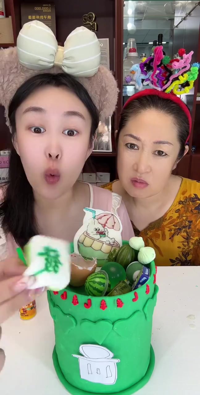 今天吃粉色垃圾桶蛋糕!