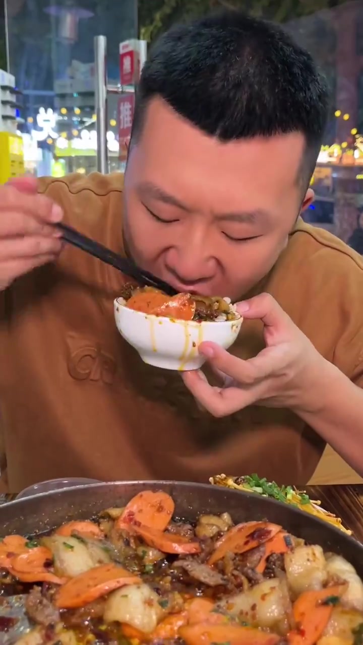 金阳红街这家铁板烧逆袭啦!这个价格吃撑轻轻松松