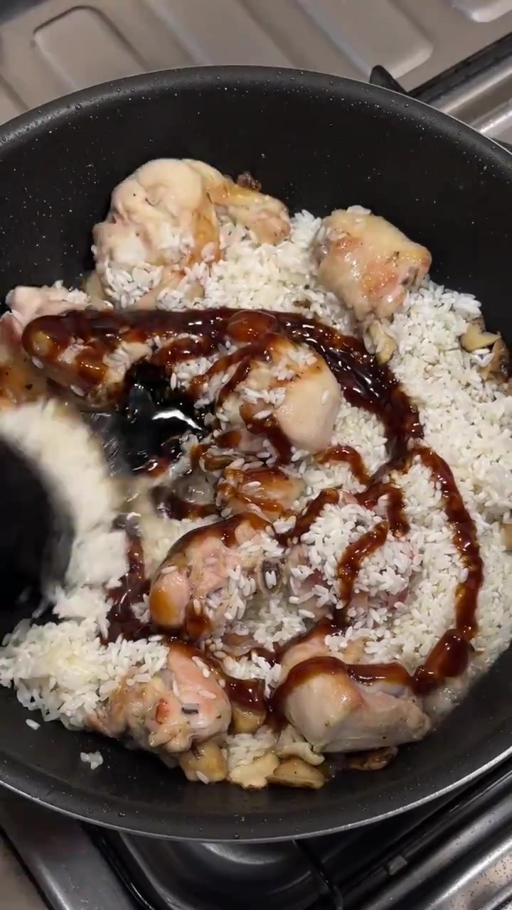 今晚简单搞个松茸鸡腿焖饭?