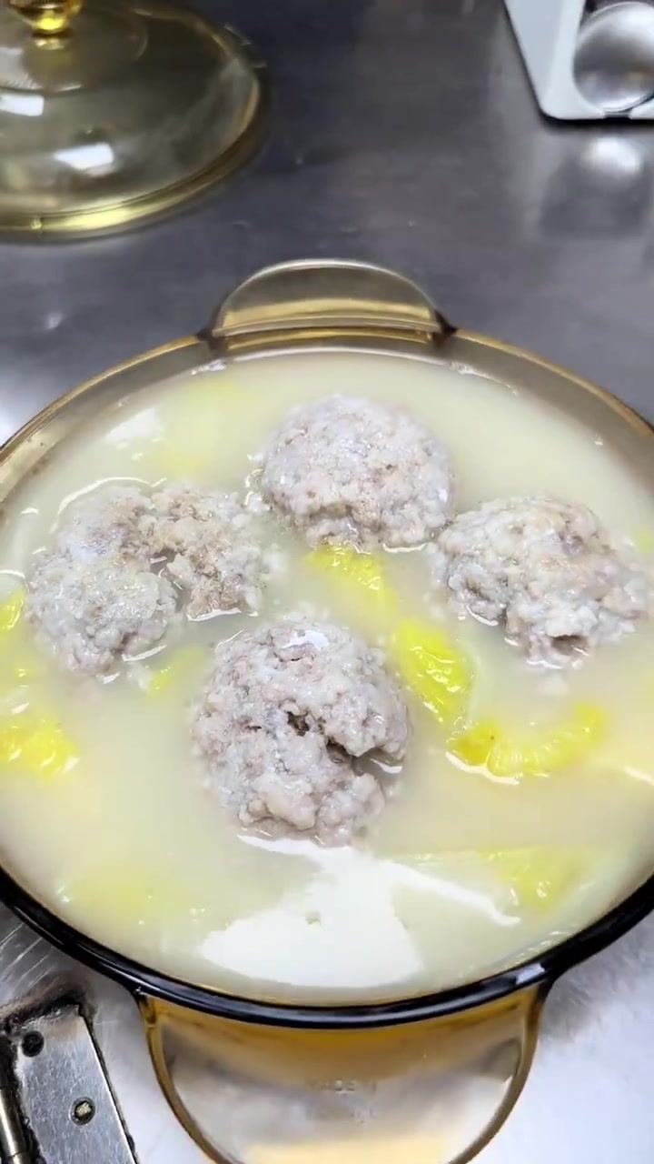 浓汤小白菜狮子头