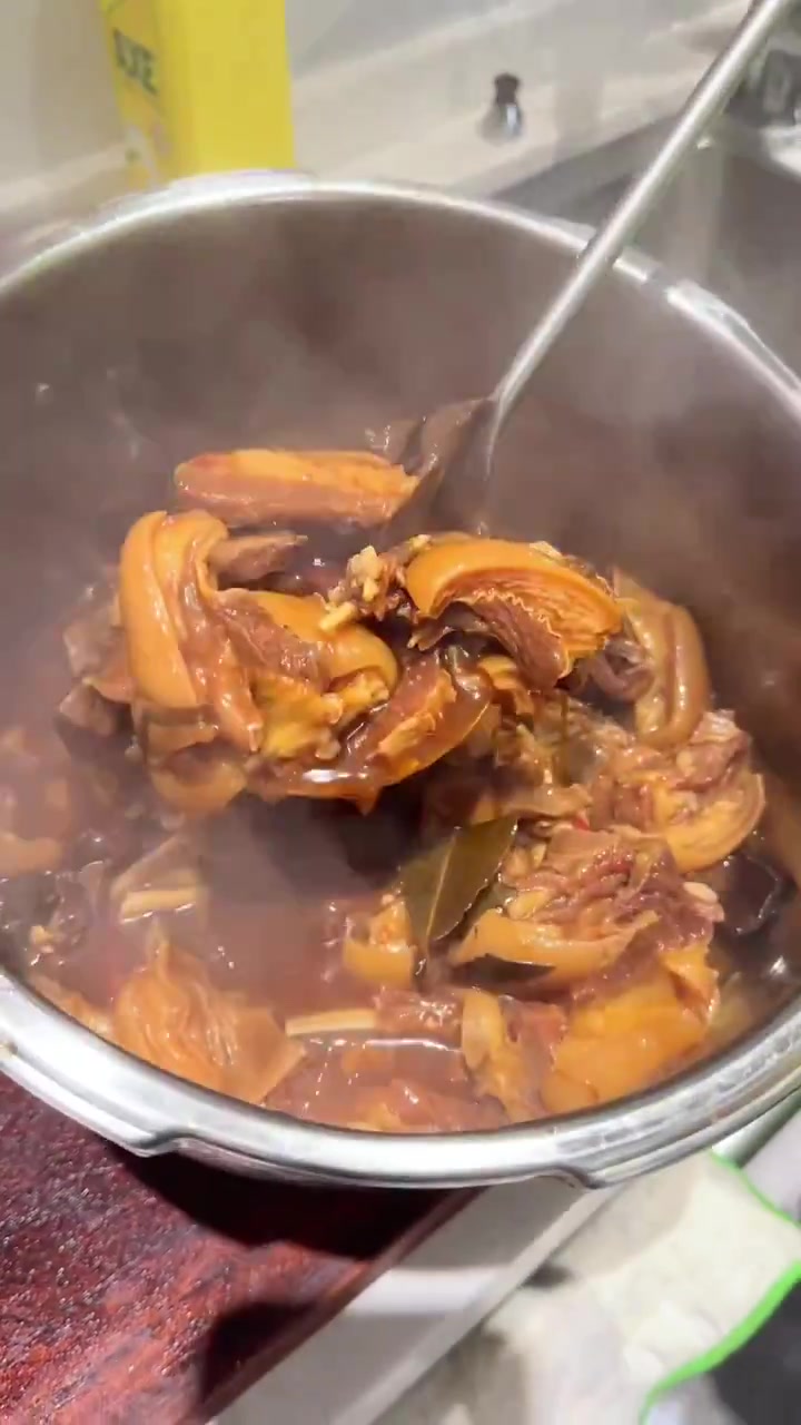 今天国叔手把手教大家做特色红焖羊肉。天渐凉,用一锅羊肉煲