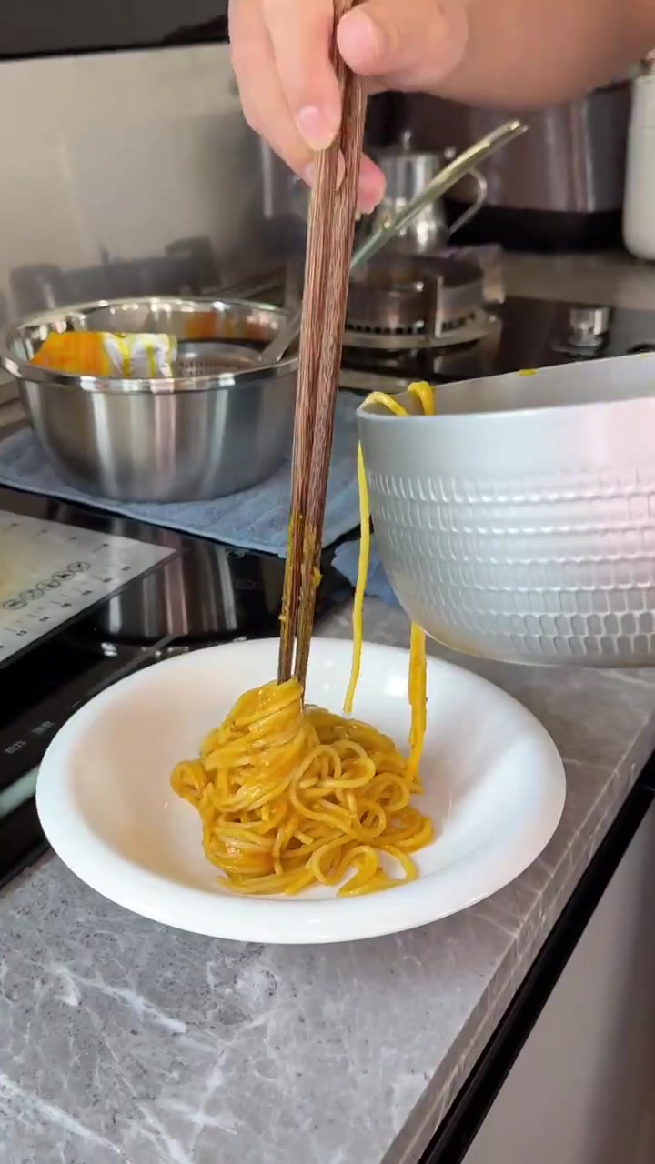 茶餐厅蒜香鸡扒,鲜嫩爆汁。时令蟹黄意粉,鲜香浓郁,超级惹味啊