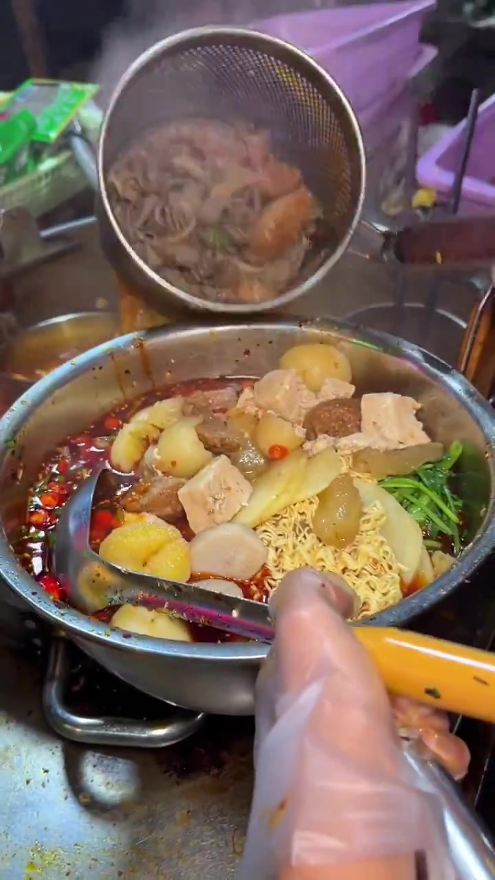 重庆街头的麻辣烫,满满一大盆香迷糊啦