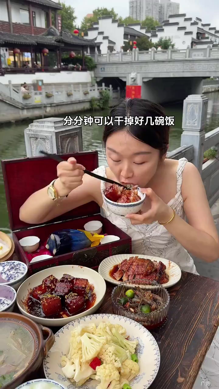 这个秋天总要来南京秦淮河吃一顿南京菜吧 桂花红烧肉香迷糊了
