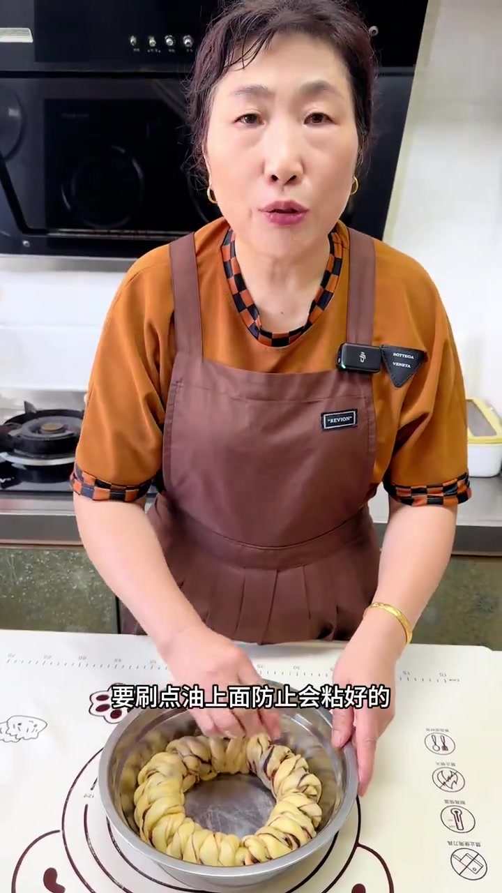 不需要烤箱,也能做出外表酥脆香甜松软的豆沙大面包!
