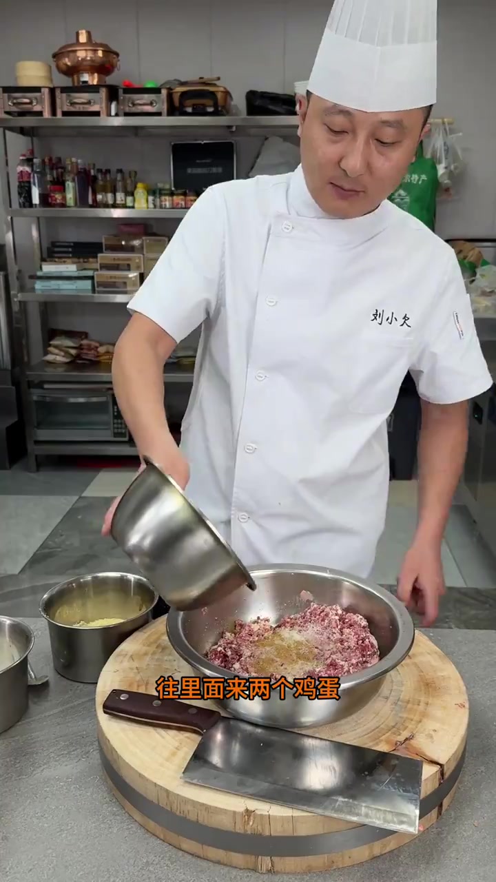 干炸牛肉丸子很多兄弟姐妹们都爱吃 怎么做口感好不硬 方法是关键