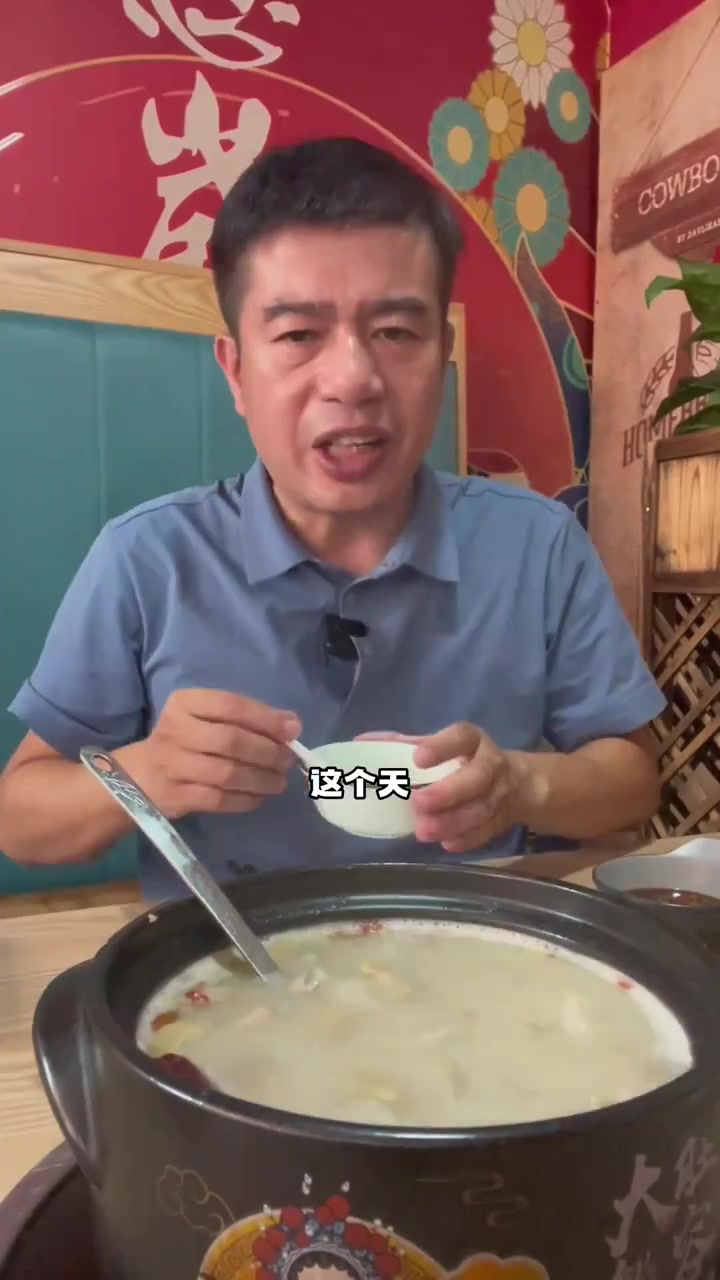 只晚上才营业,牛爷地摊猪肚鸡,喝汤啦,咸香口的猪肚鸡汤