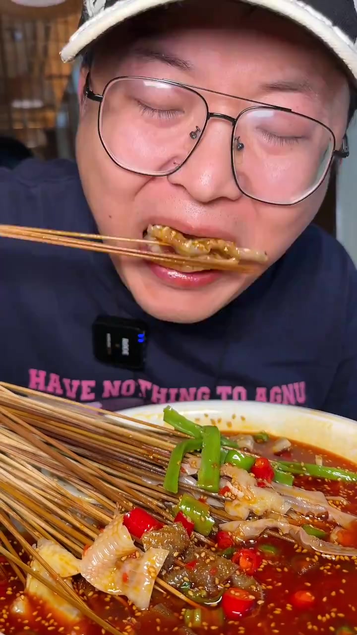 这是一家来成都一定要去吃的钵钵鸡,在乐山都开了40多年了
