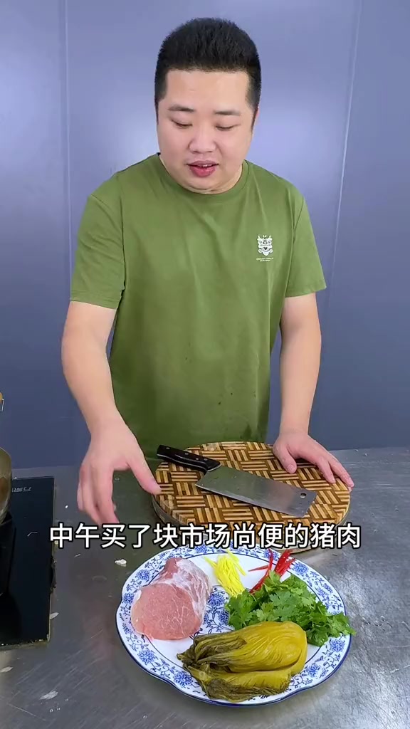 很下饭的一个家常菜,酸菜炒猪肉丝,酸爽解腻还特别的下饭!