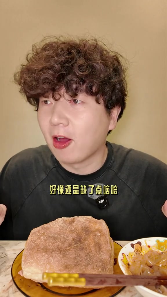 脆面包夹卤猪蹄,配上可乐和魔芋凉皮