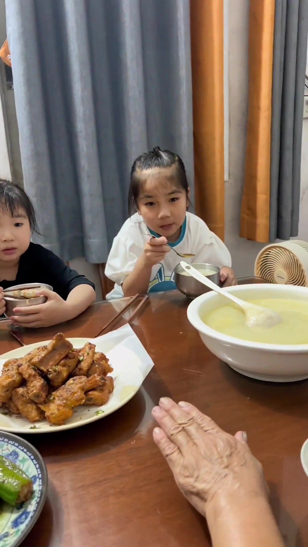 鲮鱼胶煎酿辣椒、椒盐蒜香骨