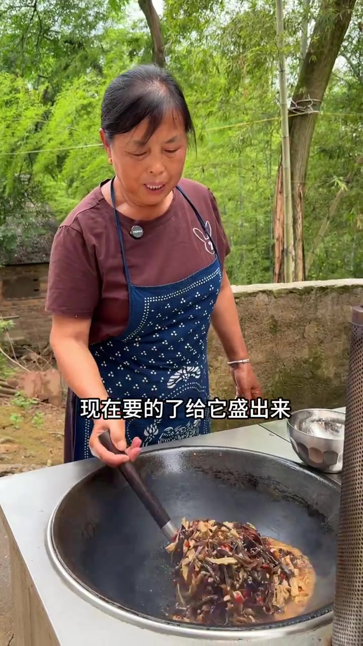 早上妈妈用木耳肉丝做哨子,煮了非常好的碱面