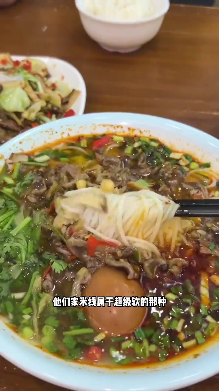 成都米线店的宝藏竟然是酸辣猪肝盖浇饭!