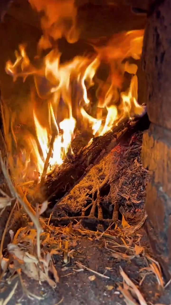 老腊肉这样做好吃不油腻 两块老腊肉,用面浆裹了一炸