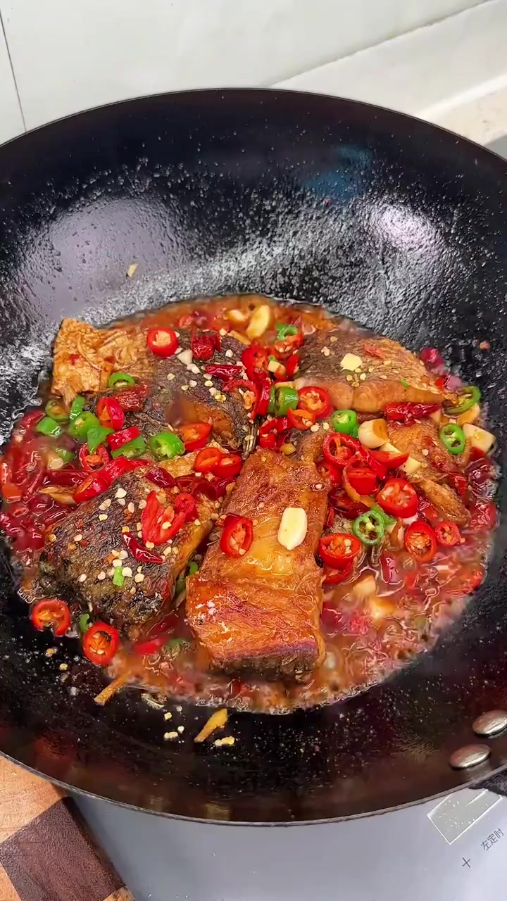 我爸教我做的红烧咸鱼块,肉质紧实细腻,口感咸香真的超级下饭