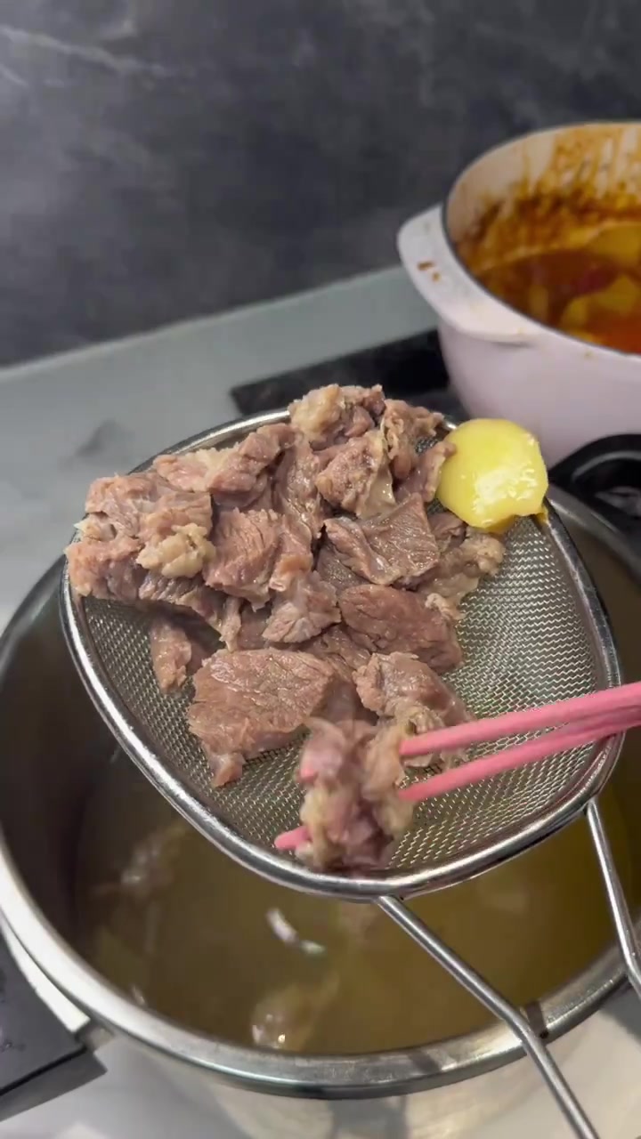 西红柿土豆炖牛肉 今天这一锅有点好吃诶 炫光了