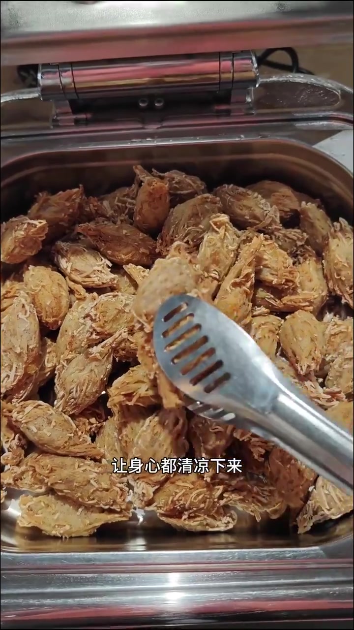 这是一家与众不同的素食自助餐厅。琳琅满目的素菜